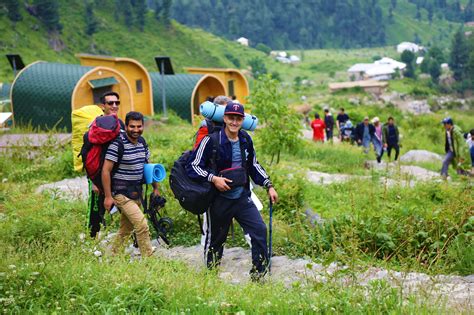 龜峯中有哪些景點與當地的生態如何影響遊客的旅遊體驗?